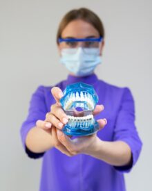 Aparatul ortodontic Invisalign: O opțiune discretă și eficientă pentru corectarea dinților