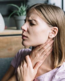 Cum calmăm eficient durerea în gât: 10 metode simple