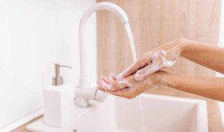 Cum să îți protejezi pielea când te speli des pe mâini