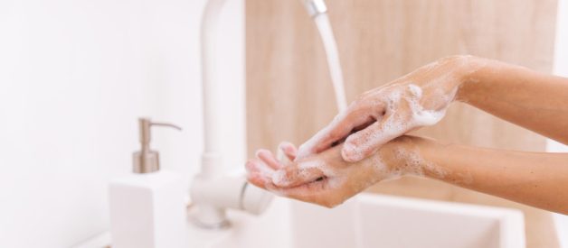 Cum să îți protejezi pielea când te speli des pe mâini
